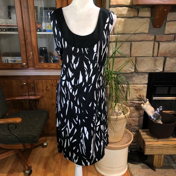 White House Black Market Dresses & Skirts - WHITE HOUSE/BLACK MARKET SIZE 14 BLACK AND WHITE SLEEVELESS DRESS